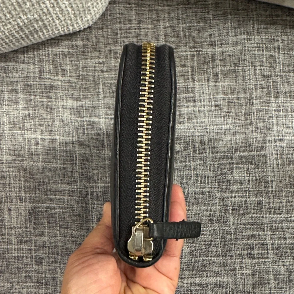 Gucci Black Leather Wallet with Gold Emblem - Picture 5 of 9